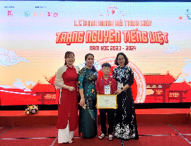 Ảnh: các cô giáo trong Ban giam hiệu nhà trường và em Quản Thế Khải nhận giải thưởng tại Thủ đô Hà Nội.